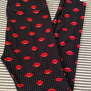 LuLaRoe Black Leggings with Red Lips and White Dots TC‎